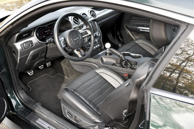 Pracoviště řidiče modelu Mustang Bullitt se od ostatních verzí liší snad jen zeleným stehováním čalounění a hlavicí řadicí páky