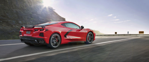 Corvette Stingray má proporce odpovídající dané koncepci a evokuje tak například vozy Ferrari s podobným uspořádáním poháněcí soustavy