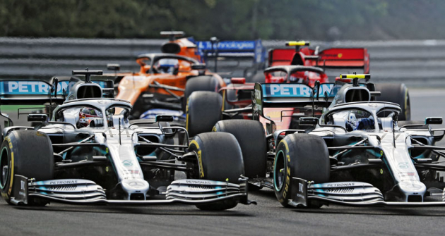Tlačenice po ostrém startu, vlevo pozdější vítěz Lewis Hamilton (Mercedes-AMG Petronas W10/04), vpravo týmový kolega Valtteri Bottas