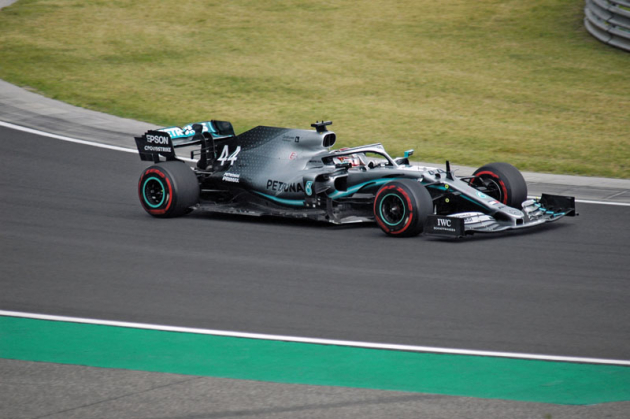 Pro Lewise Hamiltona (Mercedes-AMG) to bylo osmé letošní vítězství, ale celkově už sedmé na Hungaroringu