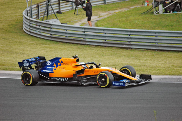 Syn slavného rallyemana Carlos Sainz Jr. (McLaren MCL34 Renault) dojel pátý