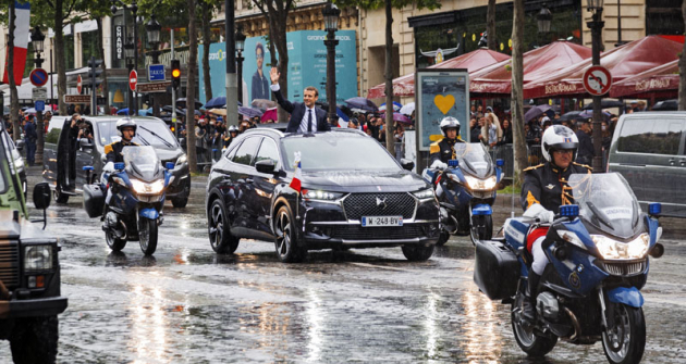14. května roku 2017 po své inauguraci zdravil francouzský prezident Emmanuel Macron davy na Champs-Elysées z okna speciálního prototypu DS 7 Crossback