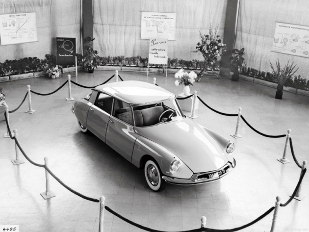 Tím to všechno začalo. Citroën DS19 při své pařížské premiéře roku 1955 doslova ohromil