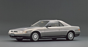 Mazda modelem Eunos Cosmo cílila na luxusní modely BMW, Mercedes-Benz nebo Jaguar