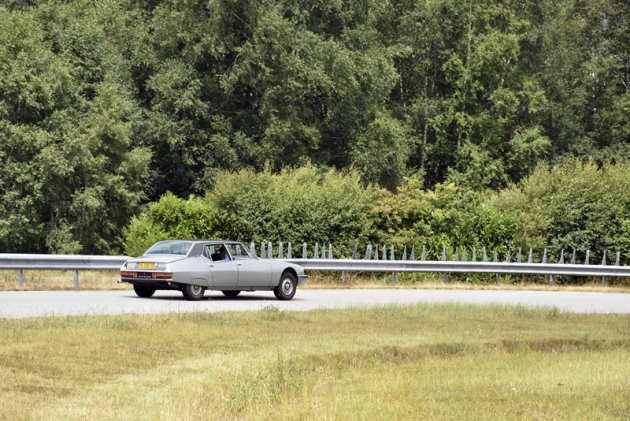 Vzácný Citroën SM se speciální čtyřdveřovou karosérií najíždí na zkušební dráhu