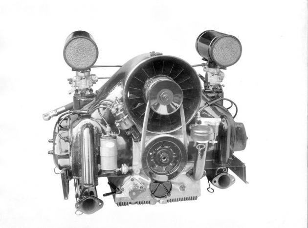 Druhá verze motoru se svislým ventilátorem a dvěma karburátory