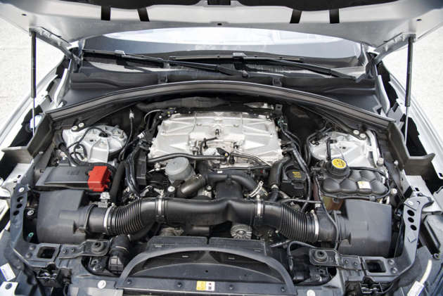U Jaguaru F-Pace SVR se vše točí kolem motoru. Je jím známý pětilitrový osmiválec přeplňovaný kompresorem, v tomto případě naladěný na 405 kW (550 k)