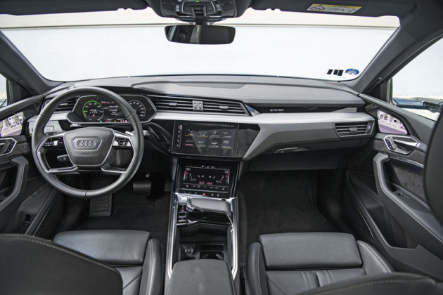 Moderně navržená palubní deska má styl aktuálních modelů Audi. Nejblíže má zřejmě typům A6