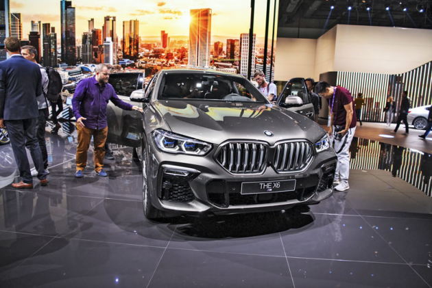 BMW X6 třetí generace se svojí přídí opět liší od typu X5. Novinkou je kromě jiného podsvícená výrazná maska chladiče