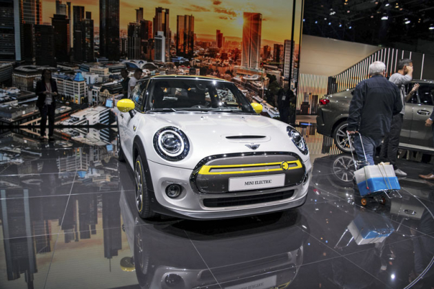 MINI Cooper SE je dalším z představených elektrických malých vozů. S výkonem 135 kW (184 k) hodlá nabídnout nejvíce dynamiky