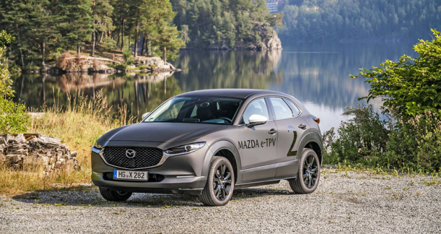 Prototypy zatím jezdí s karoserií Mazdy CX-30. Sériová verze bude mít vlastní design