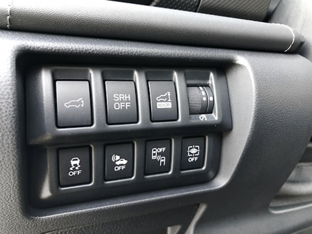 Všechny asistenční systémy, včetně rozpoznávání obličeje (tlačítko ve spodní řadě zcela vpravo), umožňuje Subaru vypnout