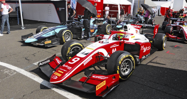 Mick Schumacher, syn sedminásobného mistra světa formule 1, dobyl svoje první vítězství formule 2 na okruhu Hungaroring u Budapešti Mick Schumacher, syn sedminásobného mistra světa formule 1, dobyl svoje první vítězství formule 2 na okruhu Hungaroring u Budapešti