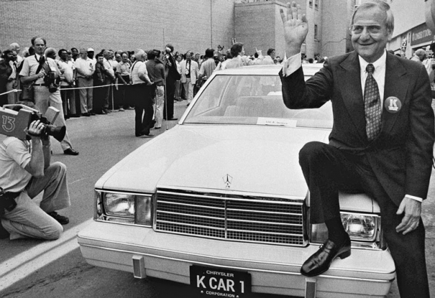 Lee Iacocca pózuje u vozu Chrysler Aries z projektu K-car, jenž zachránil koncern Chrysler před bankrotem