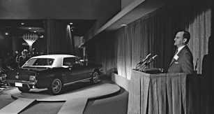Lee Iacocca představuje světu Ford Mustang na Světové výstavě v New Yorku  roku 1964