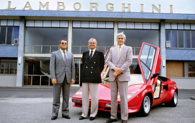 Zleva Emile Novaro, Lee Iacocca a Bob Lutz na snímku z dubna 1987, kdy se na­­krátko stal Chrysler majitelem automobilky Lamborghini