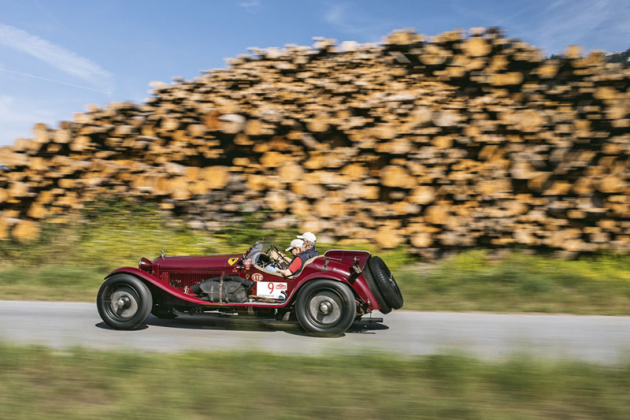 Mezi nejstaršími vozy zářila stylová Alfa Romeo 8C 2300 MM Spyder, se kterou dorazila německá posádka. Řadový osmiválec má výkon 180 koní