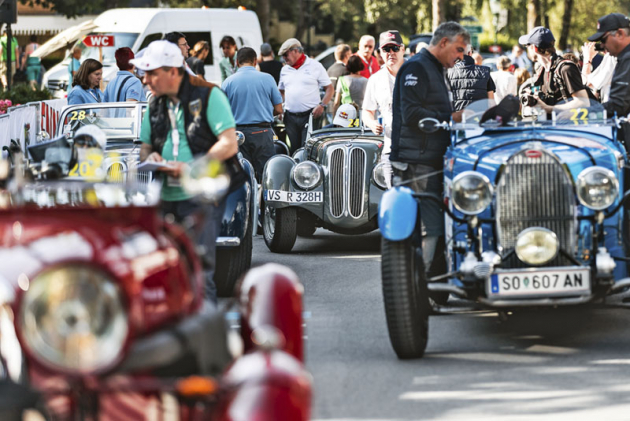 Čelo startovního pole předvádí to nejkrásnější včetně Bugatti 57 C Galibier nebo sportovního roadsteru BMW 328