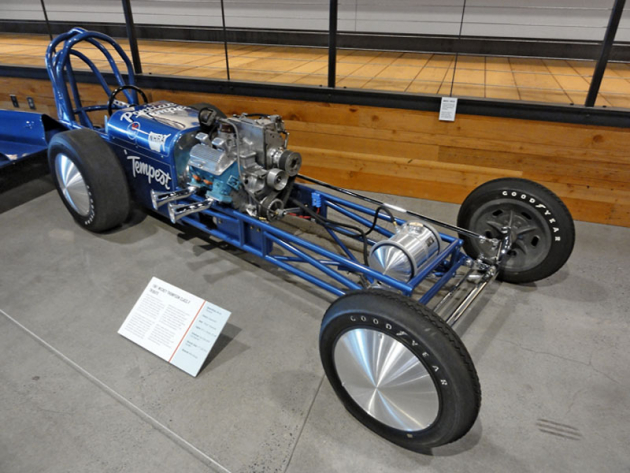 Mickey Thompson si rozdělením motoru Pontiac vyrobil dvouválec 1,5 litru, aby vytvořil rekord třídy F rychlostí 171,81 km/h na mílové trati (1961)
