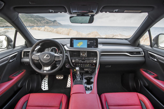Interiér je silnou stránkou Lexusu RX. Pokytuje značný komfort a klidnou atmosféru