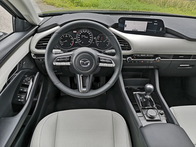 Velký volant usnadňuje výhled na rozměrný přístrojový štít. Řadicí páka je v pohodlném dosahu z volantu