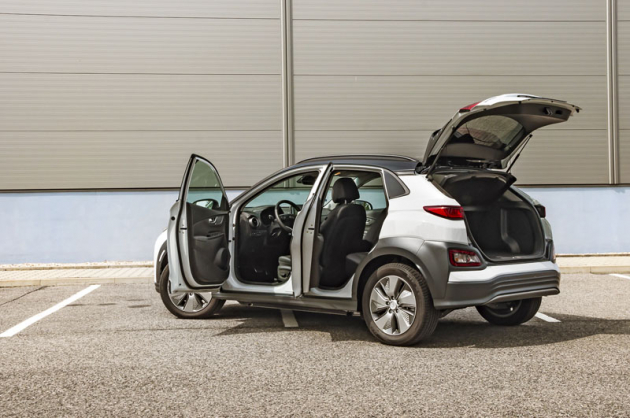 Hyundai Kona Electric Power je pořád jedním z nejlepších elektromobilů dostupných na českém trhu. Nabízí nadprůměrnou dynamiku (akceleraci 0 – 100 km/h zvládl v testu za 6,8 s) a i při běžném používání nemá problém ujet 400 a více kilometrů