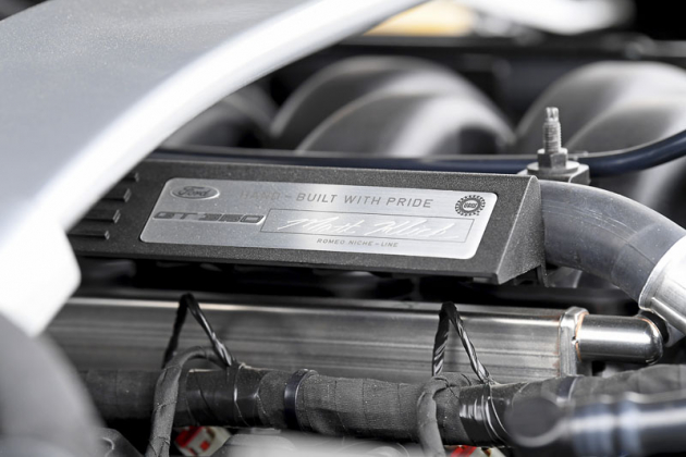 Speciální osmiválce pro Mustang Shelby GT350 se staví ručně, na což jsou u Fordu náležitě hrdí