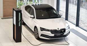 Součástí každého prodejního střediska Škoda Auto se stává demonstrační místo pro předvádění vozů s elektrifikovaným pohonem