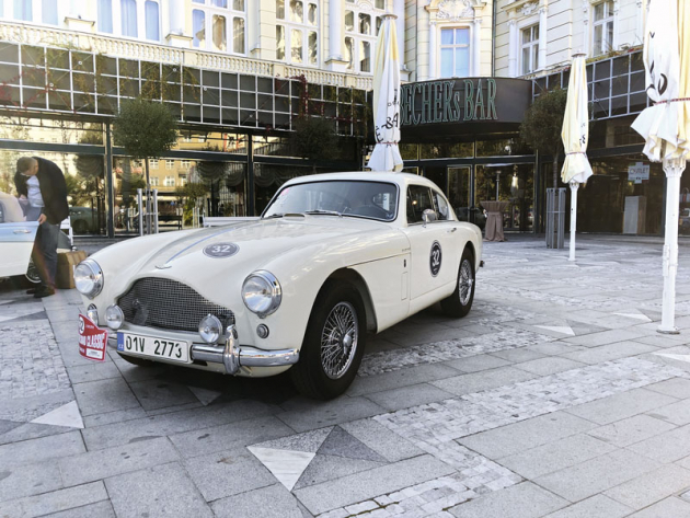 Jedním z nejvzácnějších vozů byl Aston Martin DB2/4 Mark III, který kompletně restaurovala společnost Engine, jež je pořadatelem této historické rallye