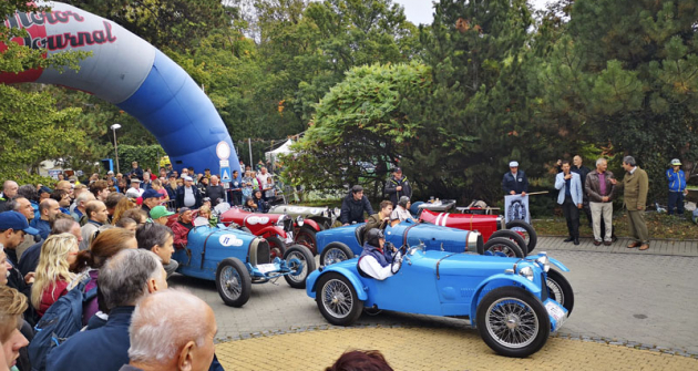 Kvalitní startovní pole. V popředí MG PB Lester Special, pár Bugatti a Salmson Grand Sport (1926). Červený vůz vpravo nahoře je speciál Zbrojovka (Z-18) Sport s dvoudobým motorem a kompresorem