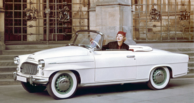 Škoda 450 a Miss USA Charlotte Sheffieldová na Pražském hradě na podzim 1957