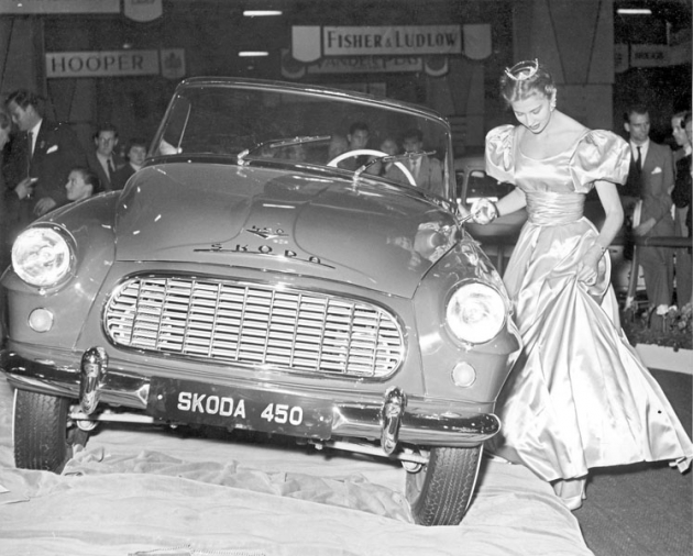Škoda 450 a Miss USA Charlotte Sheffieldová na autosalonu v Londýně v říjnu 1957