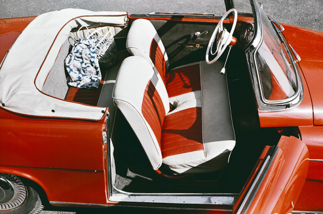 Škoda 450 nabízela dvě pohodlná přední sedadla a za nimi lavici bez opěradla