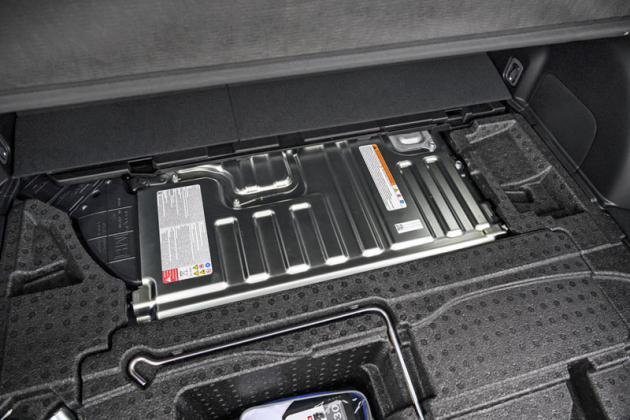 Akumulátor a výkonová elektronika pohonu e-Boxer jsou umístěné v pouzdře pod podlahou zavazadlového prostoru