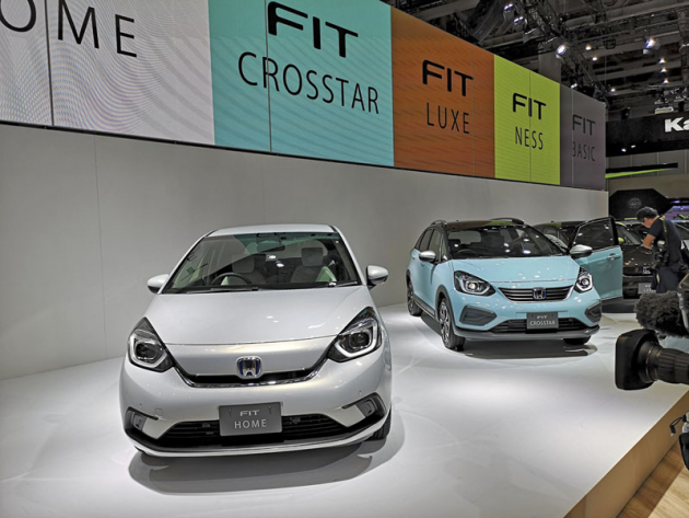 Honda rozvinula novou generaci typu Fit do samostatné a pestré řady modelů. V popředí městský Fit Home, v pozadí Fit CrosStar
