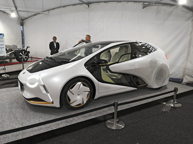 Studie Toyota LQ vyniká řadou nových myšlenek včetně světlometů schopných vysílat do okolí řadu grafických signálů. Komunikaci zajišťuje palubní agent Yui na základě umělé inteligence