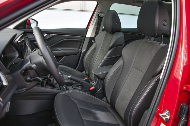 V rámci dané kategorie má Škoda Kamiq velmi bohatě dimenzovaná sedadla v obou řadách. Sedáky jsou dlouhé a opěradla vysoká. Interiér je zároveň také nadprůměrně prostorný