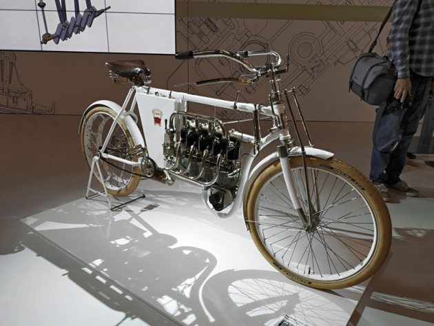 Replika unikátního čtyřválcového motocyklu Laurin a Klement Typ CCCC (1904)