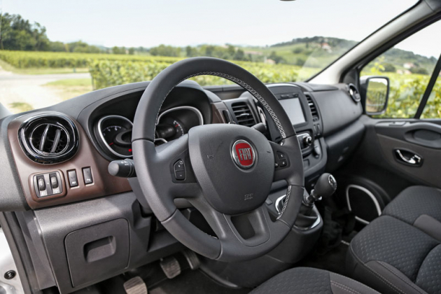 Fiat Talento stále vyniká příjemnou pozicí řidiče za volantem. Modernizace interiér oživila materiály i moderní výbavou