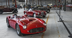 V FCA Heritage Hub jsou k vidění  opravdové unikáty. Třeba vystavená  Lancia D25 Sport (vpředu) je jediný  existující exemplář na světě.  Vedle stojí Lancia Aurelia B24 Spider