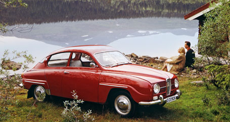 Modernizovaný Saab 96 model 1965 s novou širokou mřížkou přídě