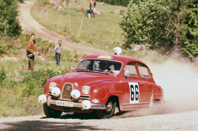 Vozy Saab 96 s dvoudobými motory překvapivě vládly světovým rallye, hlavně zásluhou legendárního Erika Carlssona