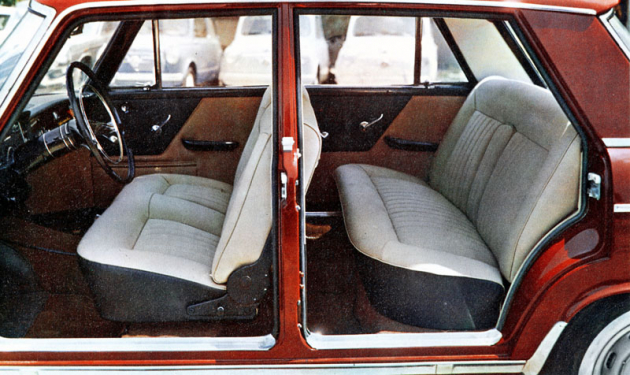 Prostorný, až šestimístný interiér sedanu Seat 1500