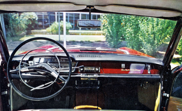 Palubní deska modelu 1967 s řazením pákou pod volantem