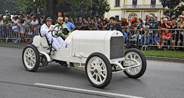 Benz 1908 GP (1908) je mohutným vozem bez posilovačů. Řadový čtyřválec má objem 12,781 litru (135 k/1400 min-1). Podle tehdejších regulí musel (bez náplní) vážit nejméně 1150 kg