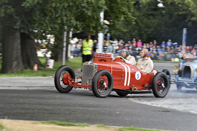 Jarošova Z18 Sport (1927) s kompresorem prozrazovala dvoudobý motor pod kapotou. Na trati vystrkovala drápky a běžela jako hodinky