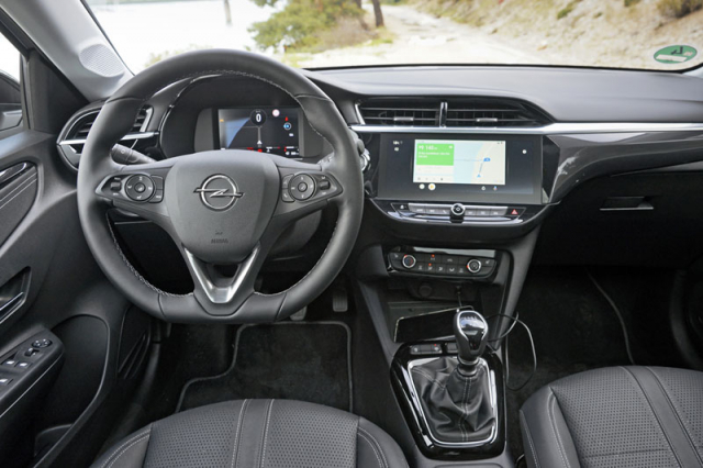 Přední sedadla poskytují značný komfort sezení, což je ostatně u vozů Opel typická vlastnost. Samotná palubní deska je navržena konvenčně, a to je vlastně dobrá zpráva