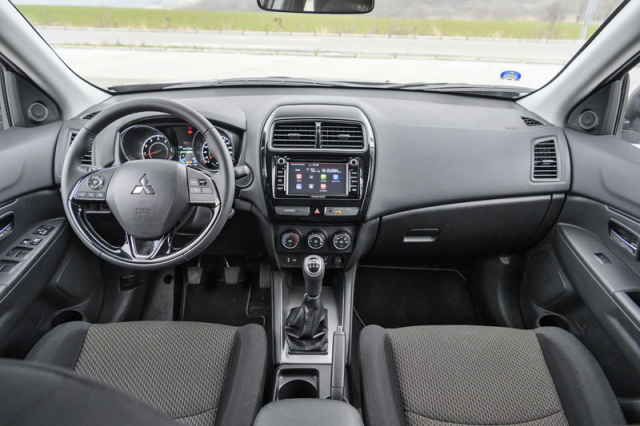 Za volantem Mitsubishi ASX se stále sedí relativně vysoko, interiér působí hodnotnějším dojmem. Největší změny jsou patrné na přídi, která automobilu dodává výraznější vzhled