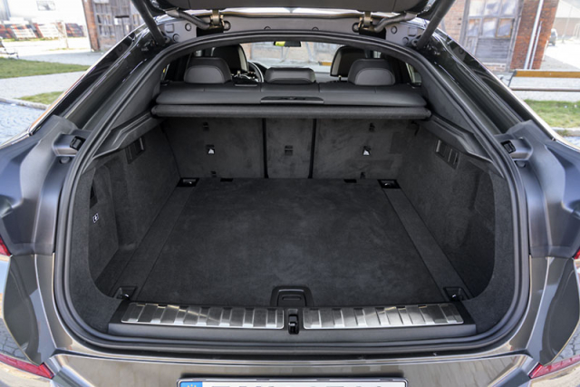 BMW X6 poskytuje i solidní praktičnost. Zavazadlový prostor má ve standardním uspořádání objem 580 litrů