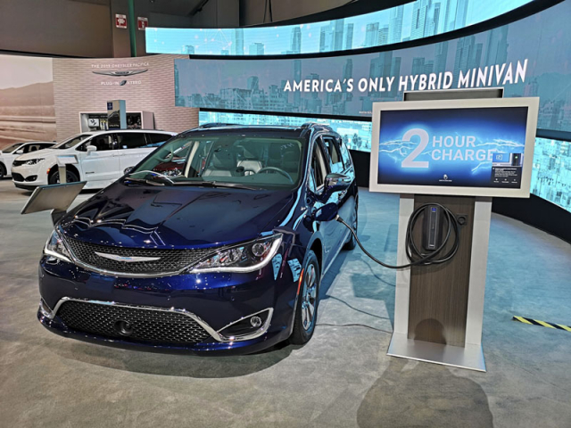 Chrysler Pacifica, první plug-in hybridní automobil v kategorii minivanů a největší vůz osazený v USA touto technologií